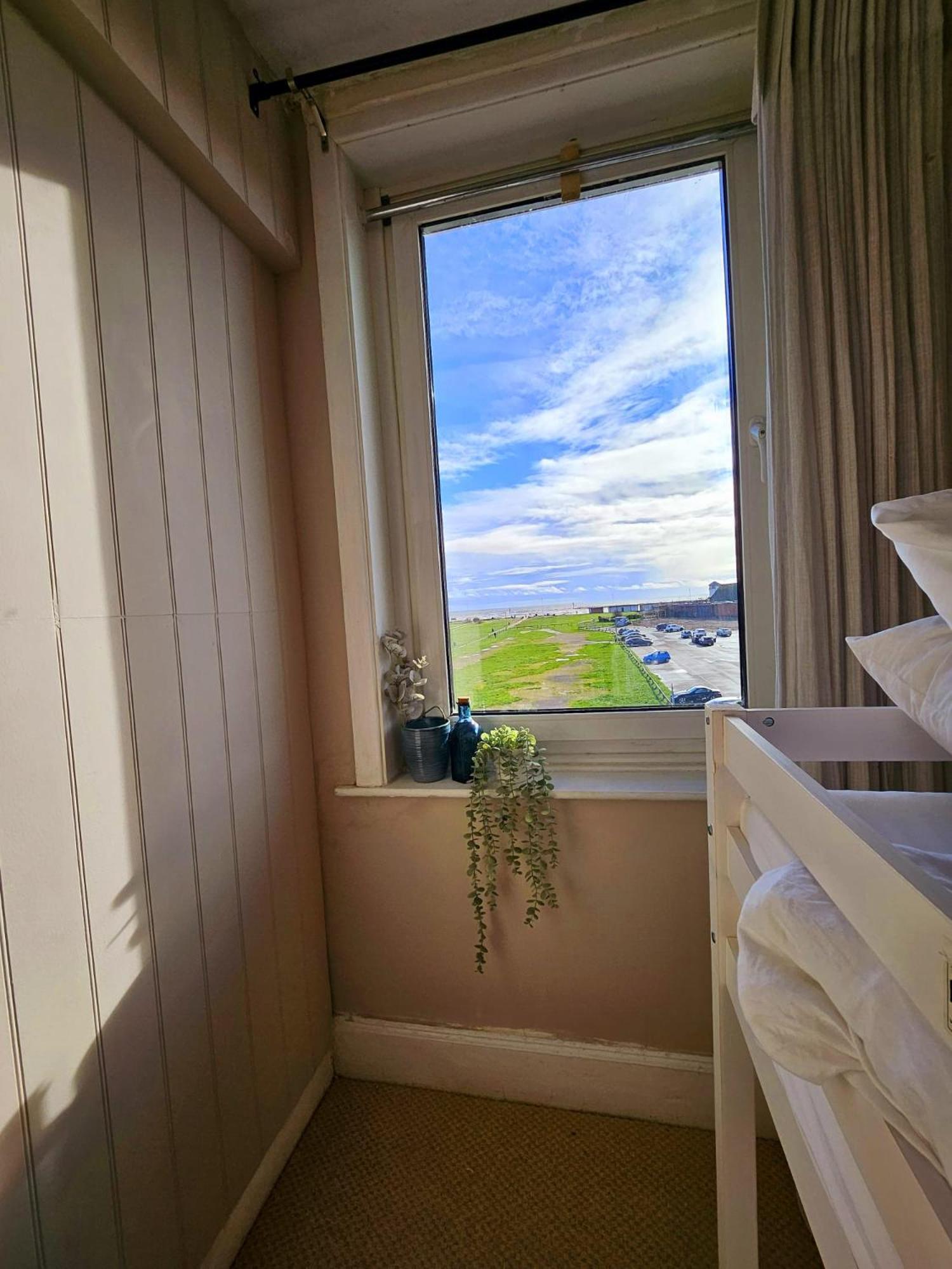Seaview 2 Bedroom Apartment Литълхамптън Екстериор снимка